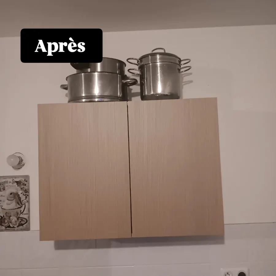 Meubles hauts recouverts d'un vinyle imitation bois