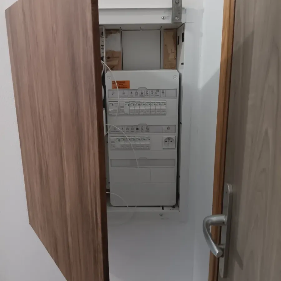 Porte du compteur électrique assortie en effet bois