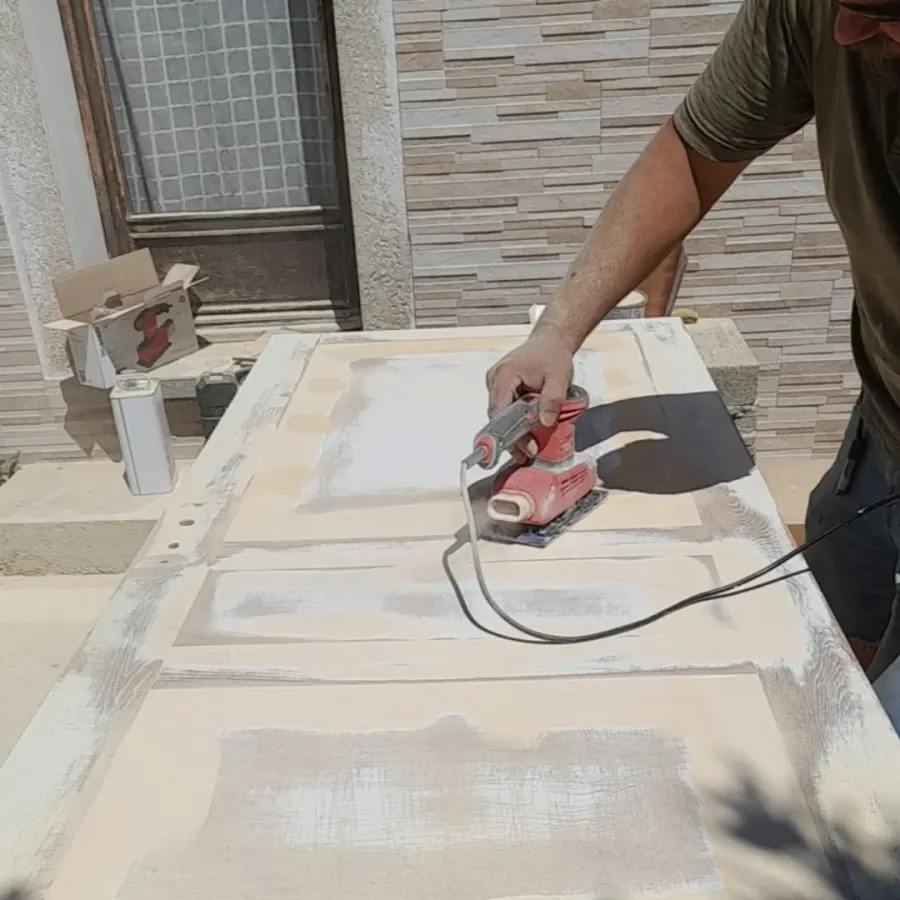 Ponçage d'une porte à moulures avant covering
