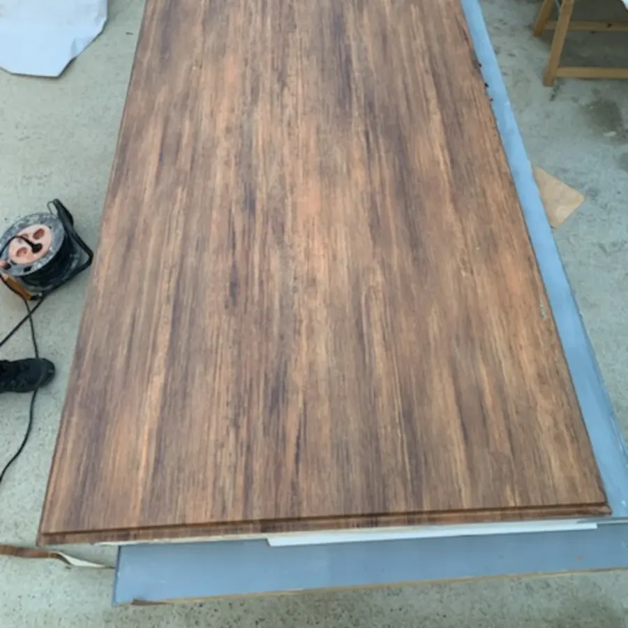 Porte plane recouverte d'un vinyle effet bois foncé